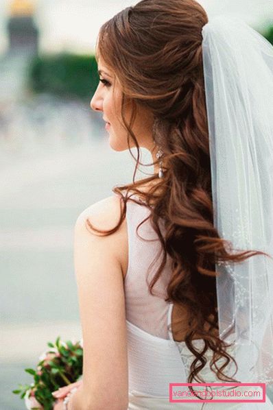 Penteados de casamento com um véu no meio