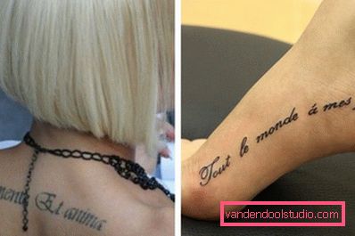 Tatuagem sob a forma de inscrições nas costas e pé
